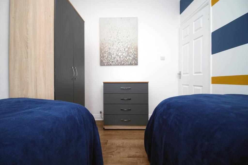 Holiday House For 7 Guests, Free Wi-Fi & Self Check-In Explore Newport Villa Eksteriør bilde