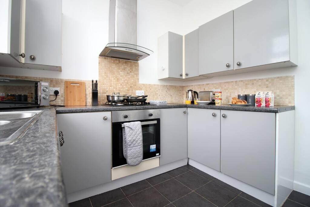 Holiday House For 7 Guests, Free Wi-Fi & Self Check-In Explore Newport Villa Eksteriør bilde