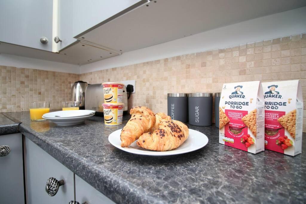 Holiday House For 7 Guests, Free Wi-Fi & Self Check-In Explore Newport Villa Eksteriør bilde
