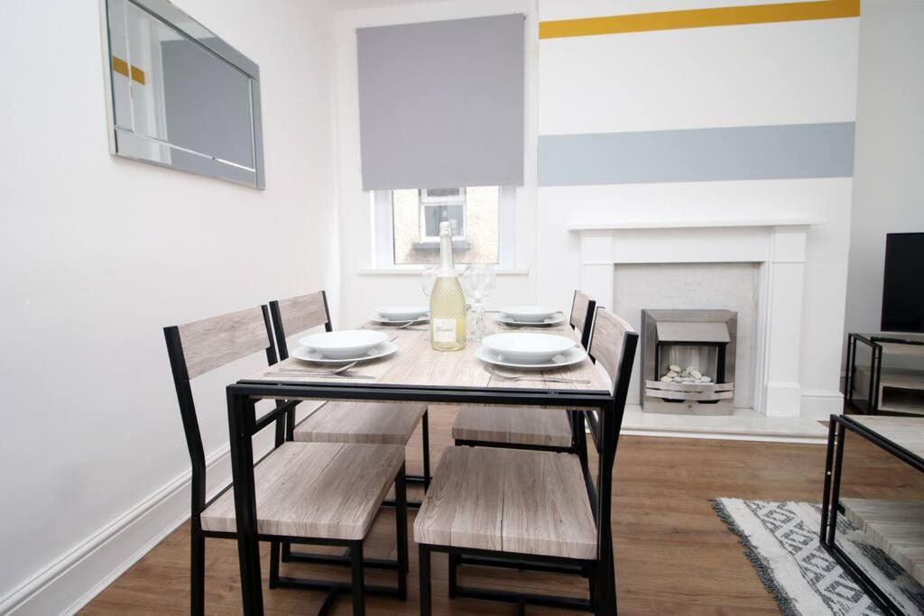 Holiday House For 7 Guests, Free Wi-Fi & Self Check-In Explore Newport Villa Eksteriør bilde