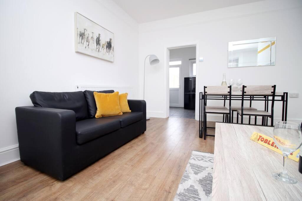 Holiday House For 7 Guests, Free Wi-Fi & Self Check-In Explore Newport Villa Eksteriør bilde
