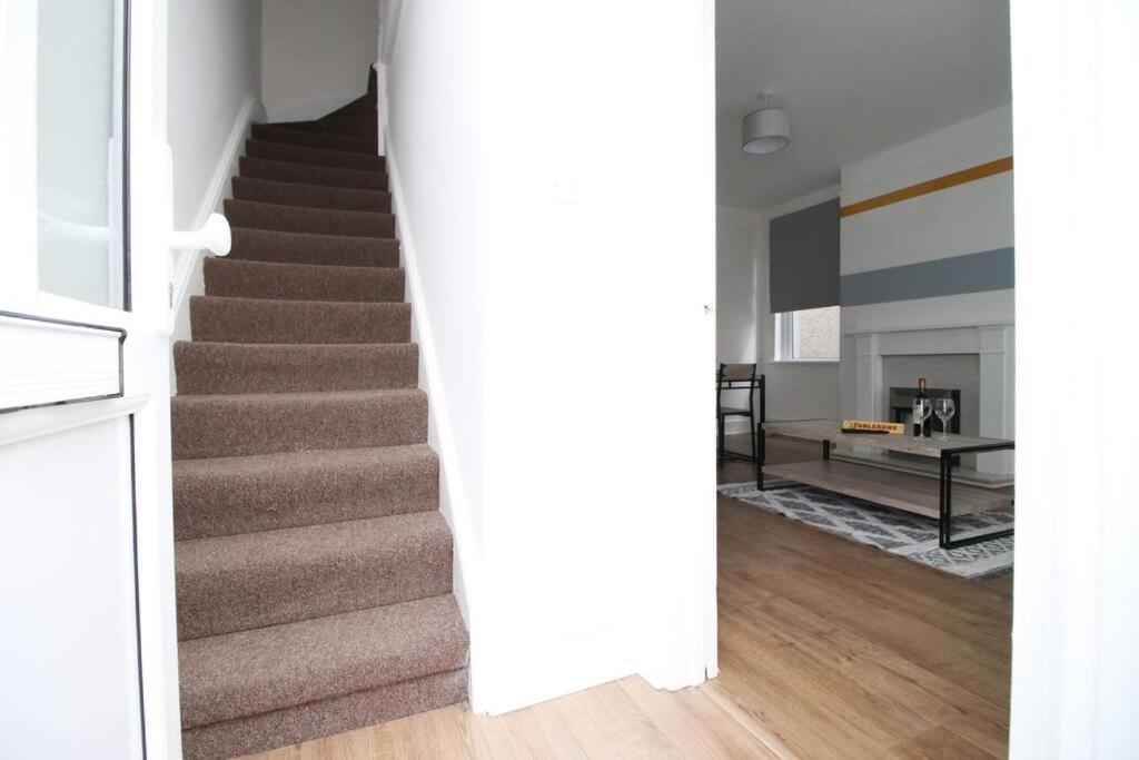 Holiday House For 7 Guests, Free Wi-Fi & Self Check-In Explore Newport Villa Eksteriør bilde