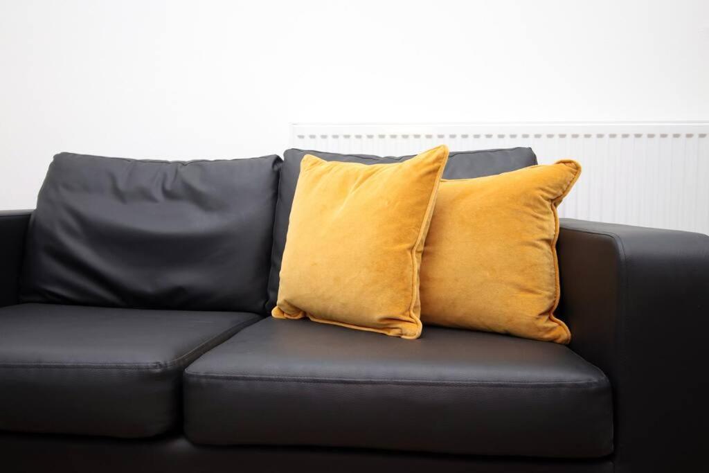 Holiday House For 7 Guests, Free Wi-Fi & Self Check-In Explore Newport Villa Eksteriør bilde