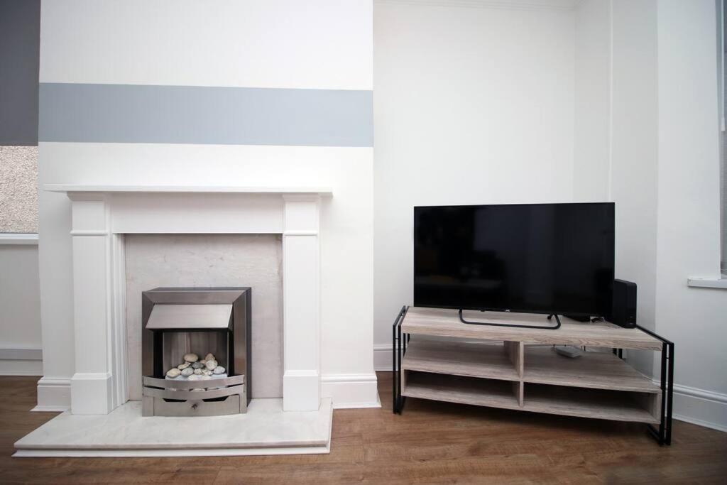 Holiday House For 7 Guests, Free Wi-Fi & Self Check-In Explore Newport Villa Eksteriør bilde