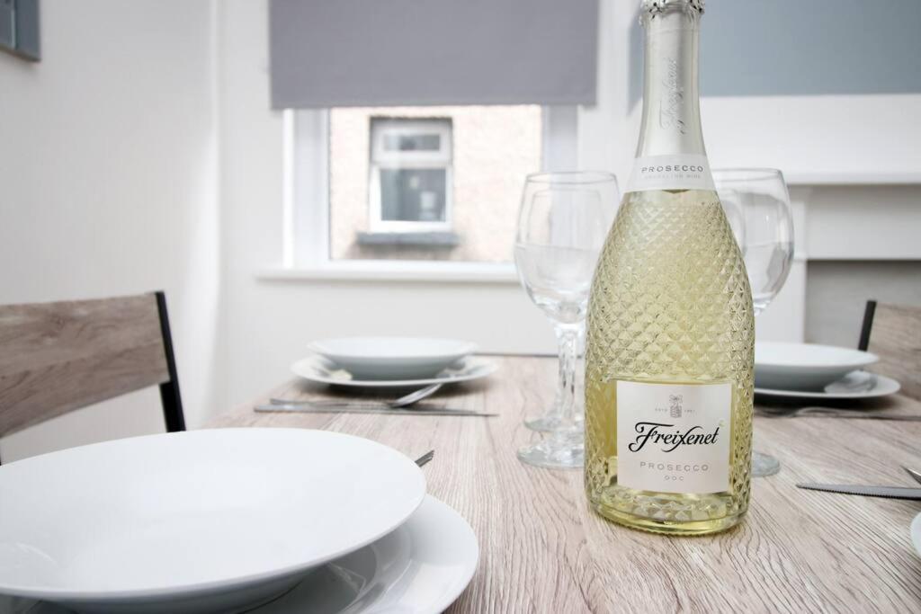 Holiday House For 7 Guests, Free Wi-Fi & Self Check-In Explore Newport Villa Eksteriør bilde