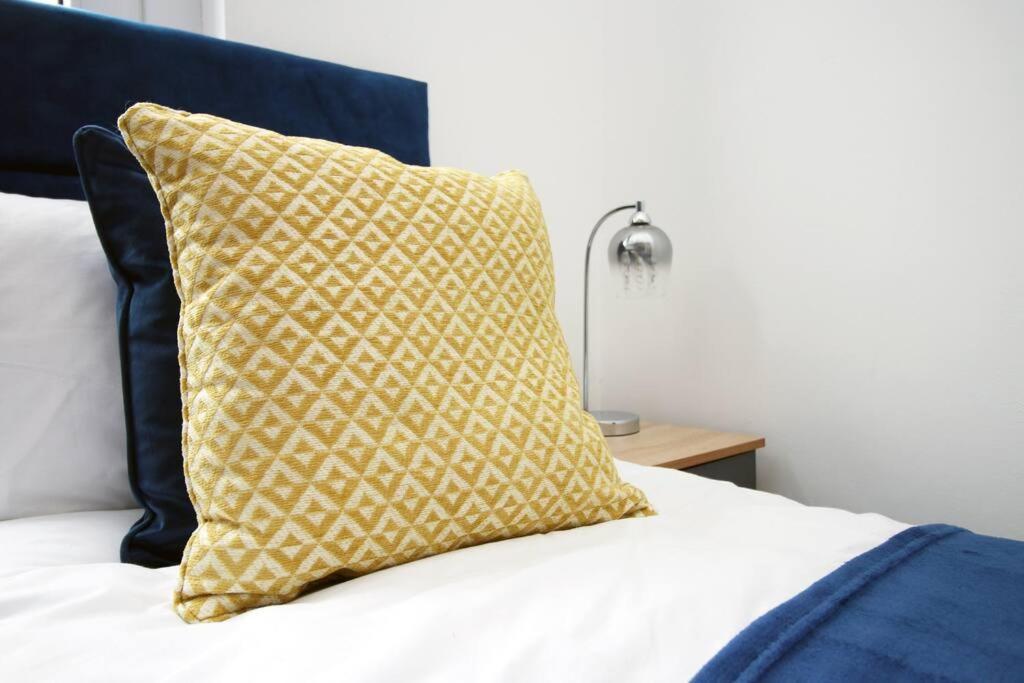 Holiday House For 7 Guests, Free Wi-Fi & Self Check-In Explore Newport Villa Eksteriør bilde
