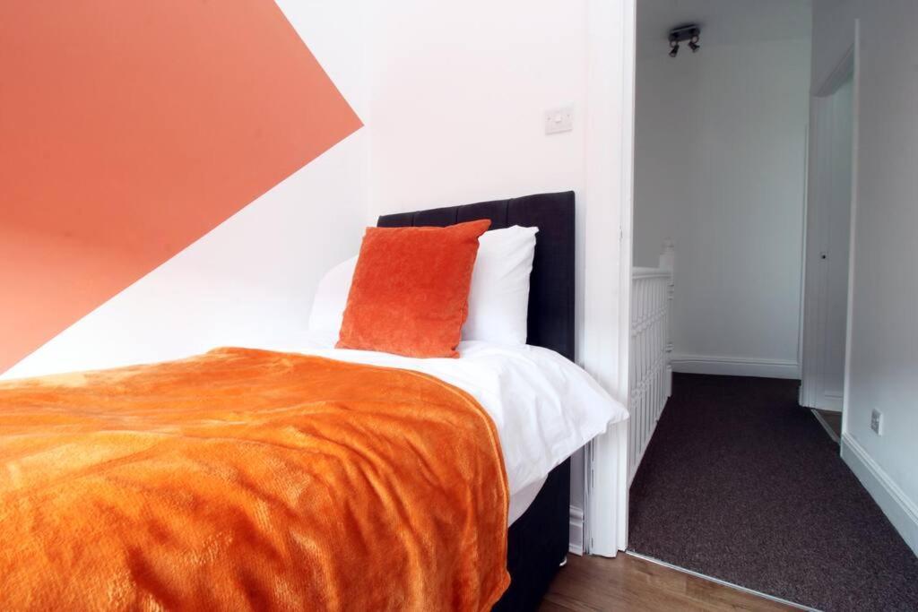 Holiday House For 7 Guests, Free Wi-Fi & Self Check-In Explore Newport Villa Eksteriør bilde