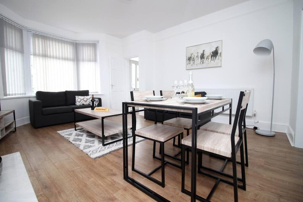 Holiday House For 7 Guests, Free Wi-Fi & Self Check-In Explore Newport Villa Eksteriør bilde