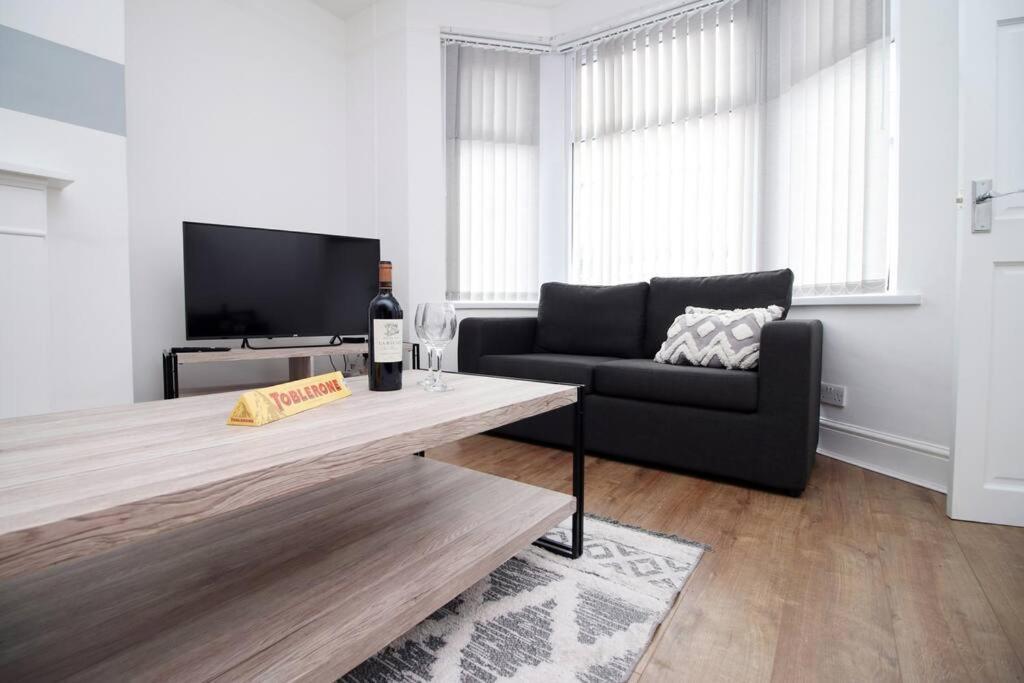 Holiday House For 7 Guests, Free Wi-Fi & Self Check-In Explore Newport Villa Eksteriør bilde