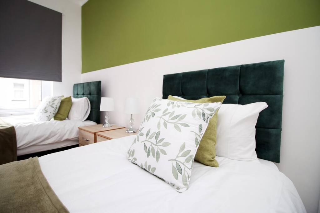 Holiday House For 7 Guests, Free Wi-Fi & Self Check-In Explore Newport Villa Eksteriør bilde