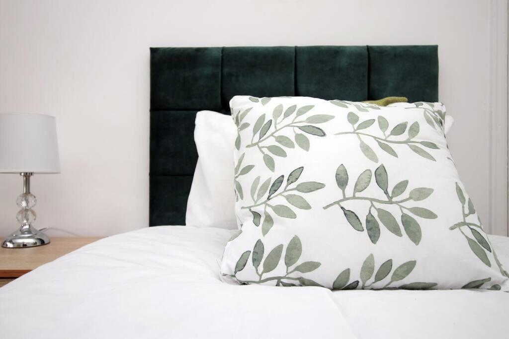 Holiday House For 7 Guests, Free Wi-Fi & Self Check-In Explore Newport Villa Eksteriør bilde