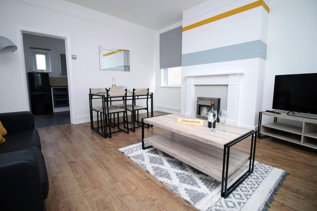 Holiday House For 7 Guests, Free Wi-Fi & Self Check-In Explore Newport Villa Eksteriør bilde