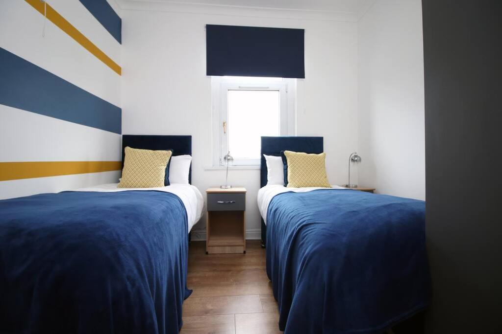 Holiday House For 7 Guests, Free Wi-Fi & Self Check-In Explore Newport Villa Eksteriør bilde